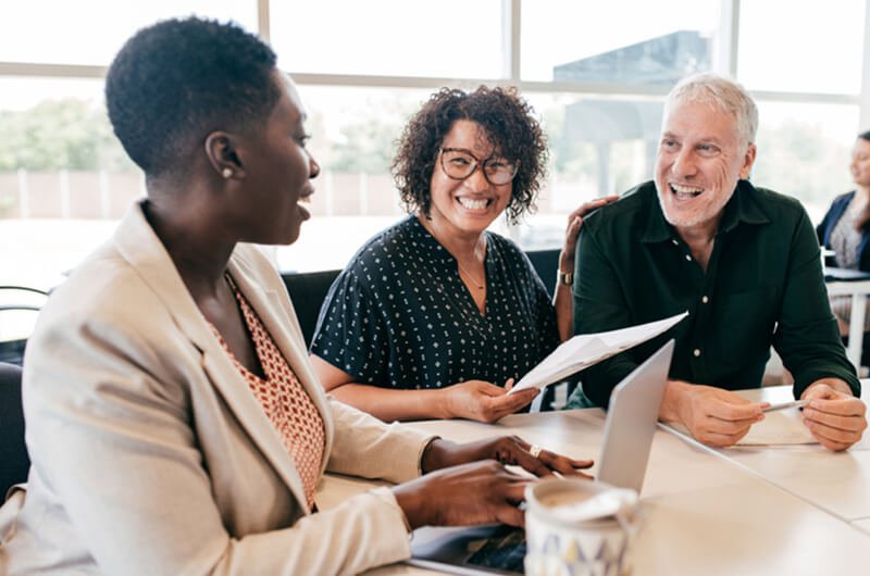 financial planner meets with couple - financial planners for businesses farmington ct